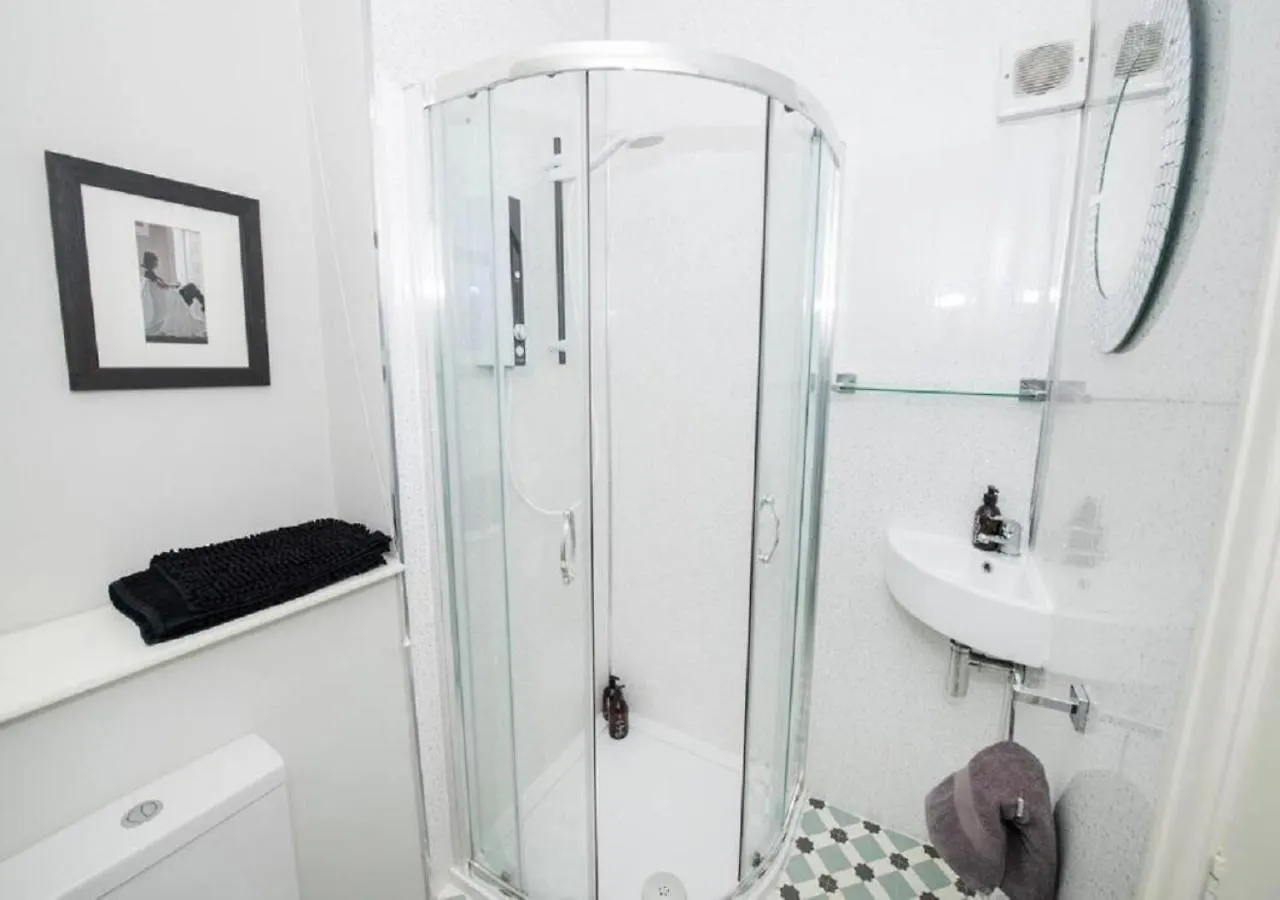סקארבורו Sandmartin - Top Floor 3-Bed Apartment Sea Views & Parking בריטניה